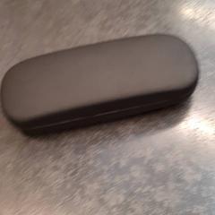 Zonnebril in etui, zgłoszono przez Rotterdam The Hague Airport przy użyciu iLost