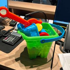 Giocattolo de playa, cubo verde, pala roja, come riportato da MEININGER Hotel Barcelona Fira Gran Via utilizzando iLost