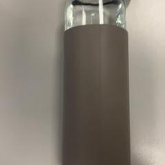 Bottiglia d'acqua, come riportato da Vrije Universiteit Amsterdam utilizzando iLost