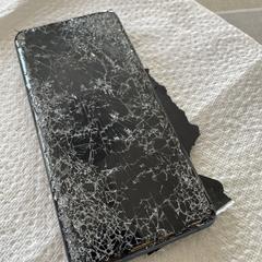 Zwaar beschadigde mobiele telefoon Xiaomi, iLost에 보고됨
