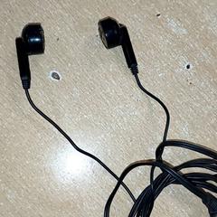 Elektronikk - Kabel oortjes, som rapportert av Regio Antwerpen - Brussel ved bruk av iLost