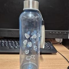 Fľaša na vodu Transparent / Blue, ako bolo nahlásené Vrije Universiteit Brussel (VUB) pomocou iLost