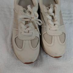 Scarpa White, come riportato da Inntel Hotels Amsterdam Centre utilizzando iLost