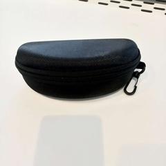 Brillenkokertasje met zonnebril zonnebril, come riportato da Arriva Limburg Zuid utilizzando iLost