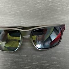 Betaurrekoak Zonnebril, gisa salatu by Centraal magazijn iLost erabiliz