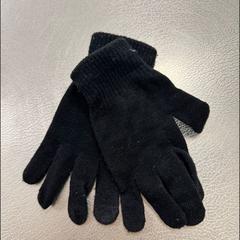 Kesztyű rukavcice, amint azt IKEA Praha – Zličín az iLost segítségével jelentette.