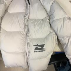 Jaqueta Live fast large, segons ha informat Artis mitjançant iLost