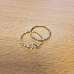 Ring met haartje (goud kleur), jak bylo nahlášeno na iLost