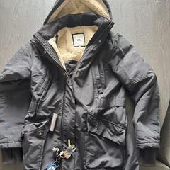 Zwarte jas, merk WE, maat M. Incl sleutels, jak zgłoszono do iLost