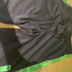 Šortky Black and green, jak nahlášeno MEININGER Hotel Berlin East Side Gallary pomocí iLost