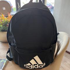 Zwarte Adidas rugtas, jak bylo nahlášeno na iLost