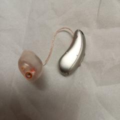 Gehoorapparaat, gisa salatu by Adrz iLost erabiliz