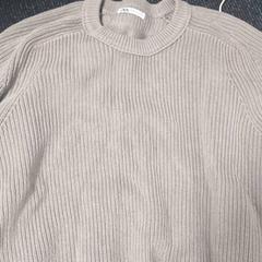 Maglione beige, come riportato da Haven Hotel Rotterdam utilizzando iLost