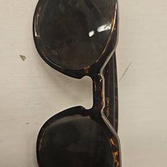 Óculos de sol, como reportado por Paaspop 2025 utilizando o iLost