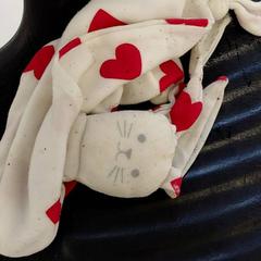 Peluche pulseira Doudou avec coeur, como reportado por IKEA Brest Guipavas utilizando o iLost