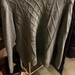 Jersei Grey Blueish knit sweater, segons ha informat KABUL à GoGo / Teatro mitjançant iLost