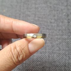 Ring half zilver half goud met een steentje er in, iLost-i jakinarazi zaion moduan