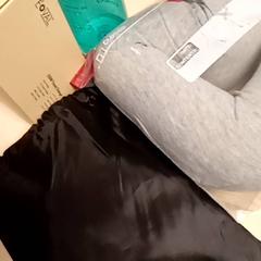 Poduszka pod kark & Butelka wody, zgłoszono przez Mövenpick Hotel Amsterdam City Centre przy użyciu iLost