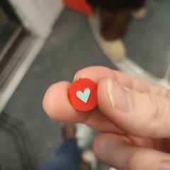 Petit rond rouge avec cœur bleu, iLost에 보고됨