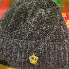 Cappello Black, come riportato da MEININGER Hotel Berlin East Side Gallary utilizzando iLost