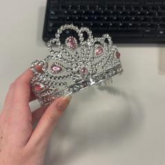 Tiara Plastic, como reportado por Pathé Nijmegen utilizando o iLost