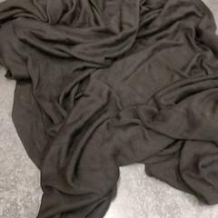 Doek/sjaal zwart, zgłoszono przez Rotterdam The Hague Airport przy użyciu iLost