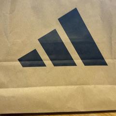 Purchase adidas, amint azt Designer Outlet Roermond az iLost segítségével jelentette.