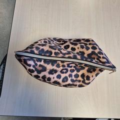 화장품 가방 Panter print, iLost를 사용하여 Connexxion Zeeland에 보고됨