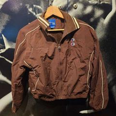 Chaqueta Champion bruin, segundo informou AFAS Live usando iLost