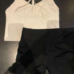 Roba esportiva Sportkleding AIM'N zwart wit, segons ha informat Van der Valk Hotel Amsterdam-Amstel mitjançant iLost
