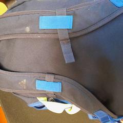 Borsa bleu et noir, come riportato da TCL utilizzando iLost