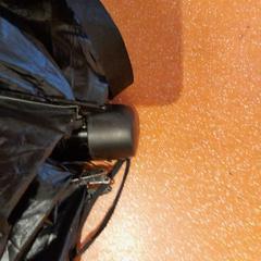 Parapluie pliant noir et vert, a été signalé par TCL utilisant iLost