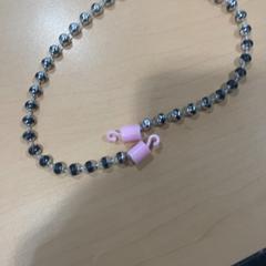 Halsband Grijs en roze, rapporterat av Jaarbeurs med iLost