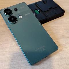 Smartphone-a Zwarte case met bankkaart in sleuf, gisa salatu by Regio Limburg - Leuven iLost erabiliz