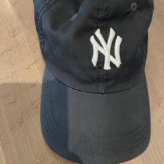 Gorra de béisbol, segundo informou Pathé Arnhem usando iLost