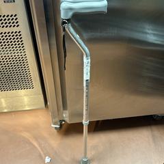 Een wandelstok/kruk, segundo informou a iLost