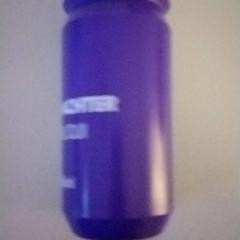 Botella de agua Paars, ha sido reportado por Vrije Universiteit Amsterdam con iLost