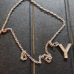 kettinkje (zilver ??) met letter Y, iLost에 보고됨
