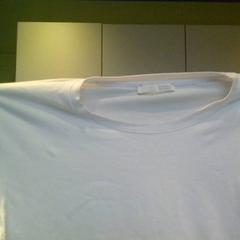 Jersei blanc, segons ha informat MEININGER Hotel Lyon Centre Berthelot mitjançant iLost