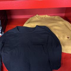 Maglione & Camicia Mustard sweater, black tshirt, come riportato da MEININGER Hotel Bordeaux Gare Saint-Jean utilizzando iLost