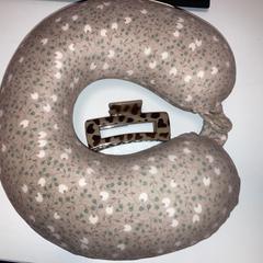 Cuscino per il collo Brown, come riportato da Ramada by Wyndham Amsterdam Airport Schiphol utilizzando iLost