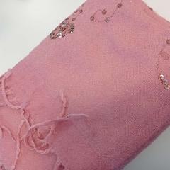 Xal Roze sjaal met glitter, segons ha informat HU Amersfoort mitjançant iLost
