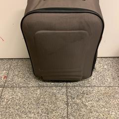 Koffertje grijs/bruin، كما تم الإبلاغ عنه بواسطة Eindhoven Airport عبر iLost