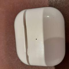 Etui airpods blanc, a été signalé par TCL utilisant iLost