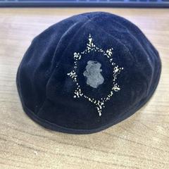 Beanie Donkerblauw/zwart klein, as reported by Pathé Maastricht using iLost