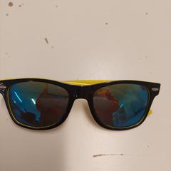 색안경 geel met zwart, iLost를 사용하여 Avonturenpark Hellendoorn에 보고됨