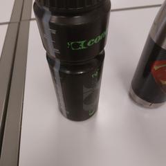 Drinkfles Zwart met groene tekst., rapporterat av Vrije Universiteit Amsterdam med iLost