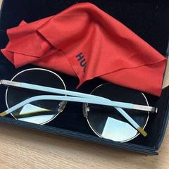 Óculos, como reportado por Sheraton Brussels Airport Hotel utilizando o iLost