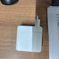 Usb-c power adapter, as reported by Vrije Universiteit Brussel (VUB) using iLost