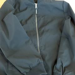 의류 - Jas zwart, iLost를 사용하여 Centraal magazijn에 보고됨